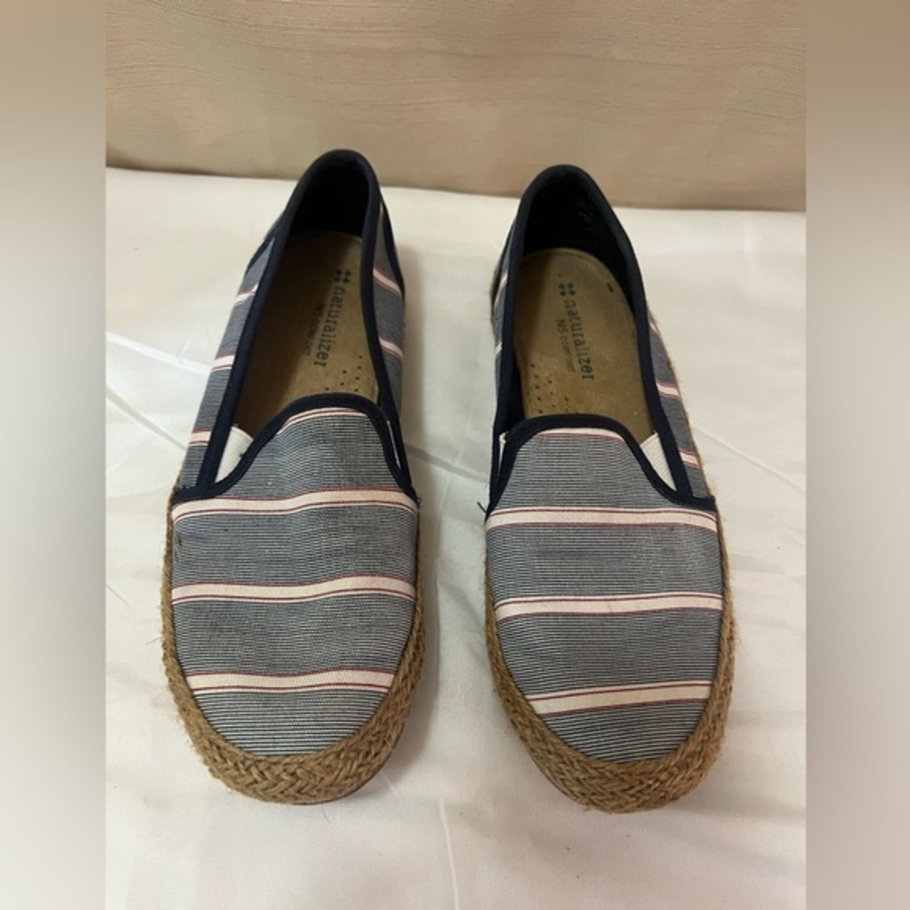 Naturalizer BOGO slip on shoe with stripe and rope accents size 6 women’s ⚫️